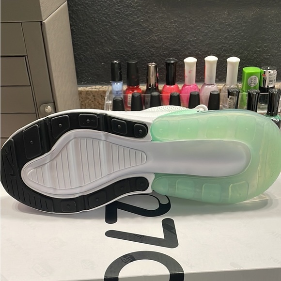 Women’s Nike - Picture 2 of 3